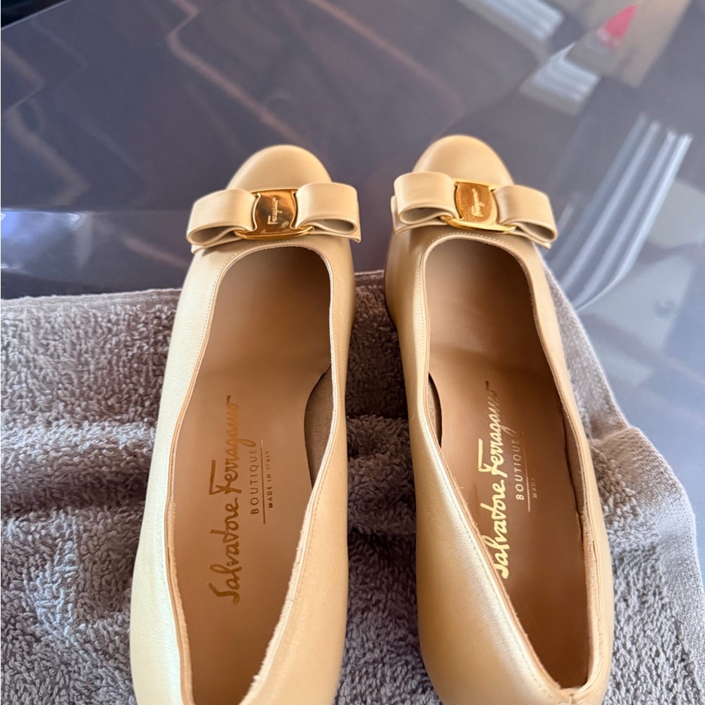Salvatore Ferragamo Women's Cream Leather Flats